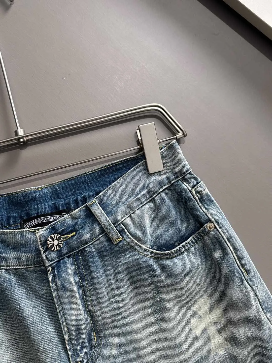 🅿️330 Croxin 2025 summer new jeans denim shorts are woven from imported Japanese Denim plain cotton denim fabrics. They are complete with three standards. The top stonewashing process makes the texture reach the old taste of the 1980s. It is soft, delicate, comfortable and breathable. The color has a modern and fashionable vicissitudes. The upper body is versatile and fashionable! Light luxury, a must-have item for daily commuting! Code number: 28-38 (please state your height and weight when placing an order)